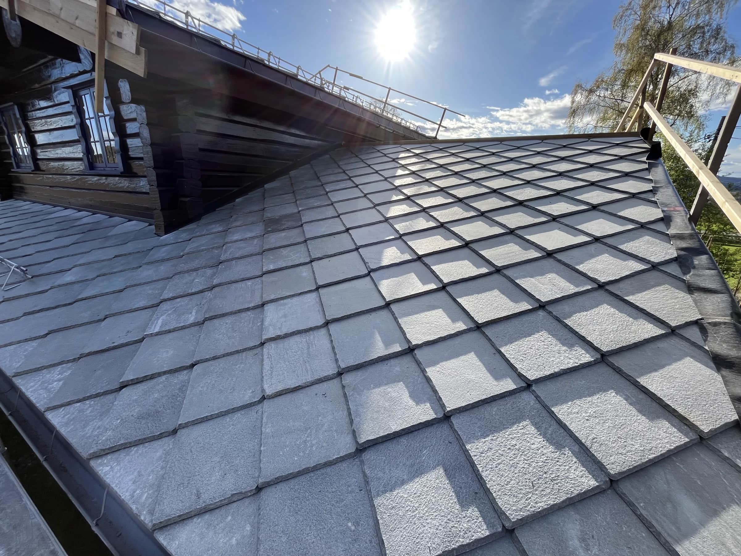 Lyst grått Altaskifer-tak i kvartsitt, lagt i lappformat, slitesterkt
